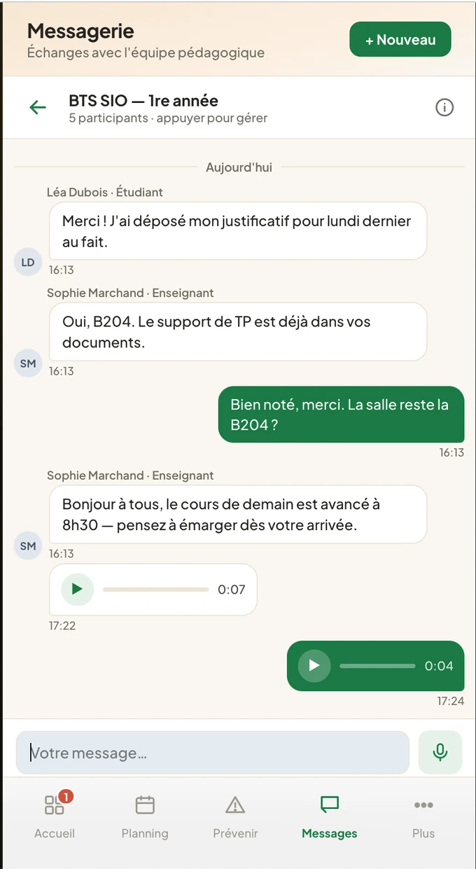 ScolaSign app, internal messaging: class thread with text and voice messages (player and duration), French interface